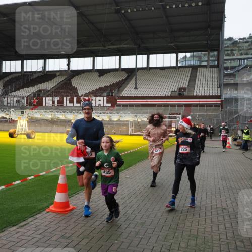 07.12.2025 - St. Pauli X-Mass-Run No. 15 Fabian Wolf http://msf.ph/oto/9399440 07.12.2025 11:00:29 Ziel 225, 435, 440, 611, 985, 988, 1721, 3952, 4478, 4793 meine-sportfotos.de