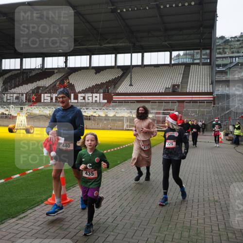07.12.2025 - St. Pauli X-Mass-Run No. 15 Fabian Wolf http://msf.ph/oto/9399441 07.12.2025 11:00:29 Ziel 225, 435, 440, 611, 985, 988, 1721, 3952, 4478, 4793 meine-sportfotos.de
