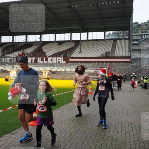 07.12.2025 - St. Pauli X-Mass-Run No. 15 Fabian Wolf http://msf.ph/oto/9399442 07.12.2025 11:00:29 Ziel 225, 435, 440, 611, 985, 988, 1721, 3952, 4478, 4793 meine-sportfotos.de