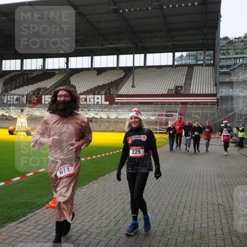 07.12.2025 - St. Pauli X-Mass-Run No. 15 Fabian Wolf http://msf.ph/oto/9399447 07.12.2025 11:00:30 Ziel 225, 435, 440, 611, 985, 988, 1721, 3952, 4478, 4793 meine-sportfotos.de