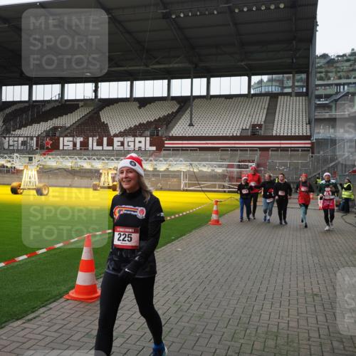 07.12.2025 - St. Pauli X-Mass-Run No. 15 Fabian Wolf http://msf.ph/oto/9399451 07.12.2025 11:00:31 Ziel 225, 410, 435, 439, 440, 611, 985, 988, 1721, 3952, 4478, 4793 meine-sportfotos.de