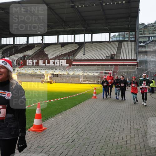 07.12.2025 - St. Pauli X-Mass-Run No. 15 Fabian Wolf http://msf.ph/oto/9399455 07.12.2025 11:00:32 Ziel 225, 410, 433, 435, 439, 440, 611, 985, 988, 1721, 3952, 4478, 4793 meine-sportfotos.de
