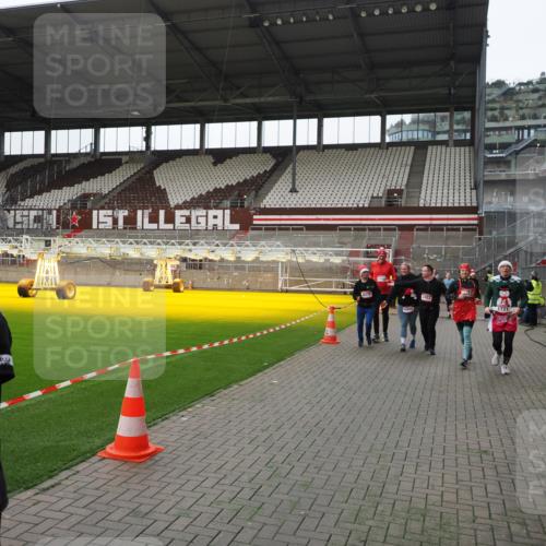 07.12.2025 - St. Pauli X-Mass-Run No. 15 Fabian Wolf http://msf.ph/oto/9399456 07.12.2025 11:00:32 Ziel 225, 410, 433, 435, 439, 440, 611, 985, 988, 1721, 3952, 4478, 4793 meine-sportfotos.de