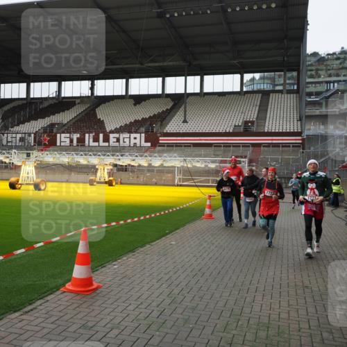 07.12.2025 - St. Pauli X-Mass-Run No. 15 Fabian Wolf http://msf.ph/oto/9399459 07.12.2025 11:00:33 Ziel 225, 410, 433, 435, 439, 440, 611, 985, 988, 1721, 3952, 4478, 4793 meine-sportfotos.de