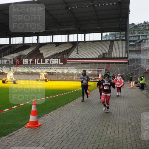 07.12.2025 - St. Pauli X-Mass-Run No. 15 Fabian Wolf http://msf.ph/oto/9399490 07.12.2025 11:00:49 Ziel 68, 135, 410, 433, 439, 492, 1065, 1068, 1660, 3349, 3353 meine-sportfotos.de