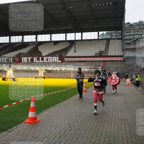 07.12.2025 - St. Pauli X-Mass-Run No. 15 Fabian Wolf http://msf.ph/oto/9399491 07.12.2025 11:00:50 Ziel 68, 135, 410, 433, 439, 492, 1065, 1068, 1660, 3349, 3353 meine-sportfotos.de