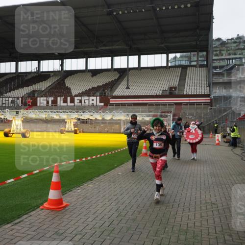 07.12.2025 - St. Pauli X-Mass-Run No. 15 Fabian Wolf http://msf.ph/oto/9399492 07.12.2025 11:00:50 Ziel 68, 135, 410, 433, 439, 492, 1065, 1068, 1660, 3349, 3353 meine-sportfotos.de
