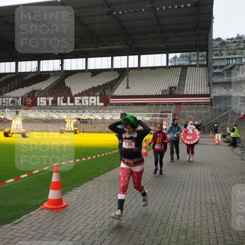 07.12.2025 - St. Pauli X-Mass-Run No. 15 Fabian Wolf http://msf.ph/oto/9399494 07.12.2025 11:00:50 Ziel 68, 135, 410, 433, 439, 492, 1065, 1068, 1660, 3349, 3353 meine-sportfotos.de