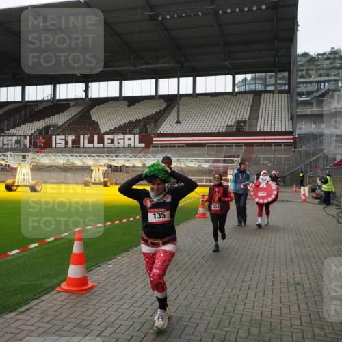 07.12.2025 - St. Pauli X-Mass-Run No. 15 Fabian Wolf http://msf.ph/oto/9399495 07.12.2025 11:00:50 Ziel 68, 135, 410, 433, 439, 492, 1065, 1068, 1660, 3349, 3353 meine-sportfotos.de