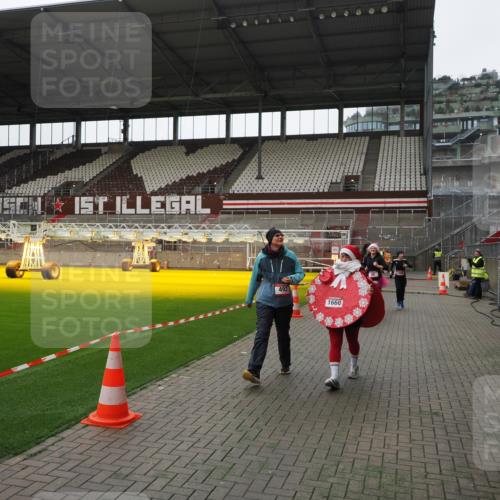 07.12.2025 - St. Pauli X-Mass-Run No. 15 Fabian Wolf http://msf.ph/oto/9399502 07.12.2025 11:00:53 Ziel 68, 135, 492, 1065, 1068, 1660, 3349, 3353 meine-sportfotos.de