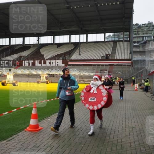 07.12.2025 - St. Pauli X-Mass-Run No. 15 Fabian Wolf http://msf.ph/oto/9399507 07.12.2025 11:00:54 Ziel 68, 135, 492, 1065, 1068, 1660, 3349, 3353 meine-sportfotos.de