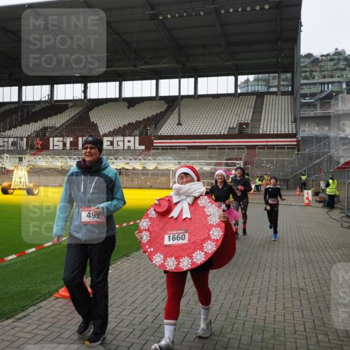 07.12.2025 - St. Pauli X-Mass-Run No. 15 Fabian Wolf http://msf.ph/oto/9399511 07.12.2025 11:00:55 Ziel 68, 135, 492, 1065, 1068, 1660, 3349, 3353 meine-sportfotos.de