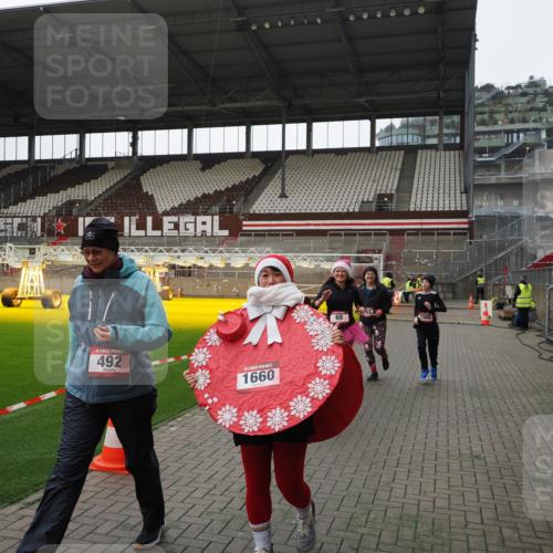 07.12.2025 - St. Pauli X-Mass-Run No. 15 Fabian Wolf http://msf.ph/oto/9399512 07.12.2025 11:00:55 Ziel 68, 135, 492, 1065, 1068, 1660, 3349, 3353 meine-sportfotos.de