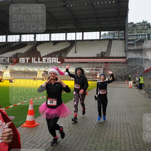 07.12.2025 - St. Pauli X-Mass-Run No. 15 Fabian Wolf http://msf.ph/oto/9399513 07.12.2025 11:00:56 Ziel 68, 135, 492, 1065, 1068, 1660, 3349, 3353 meine-sportfotos.de