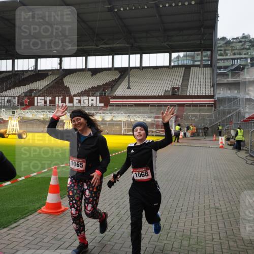 07.12.2025 - St. Pauli X-Mass-Run No. 15 Fabian Wolf http://msf.ph/oto/9399517 07.12.2025 11:00:57 Ziel 68, 135, 492, 1065, 1068, 1660, 3349, 3353 meine-sportfotos.de