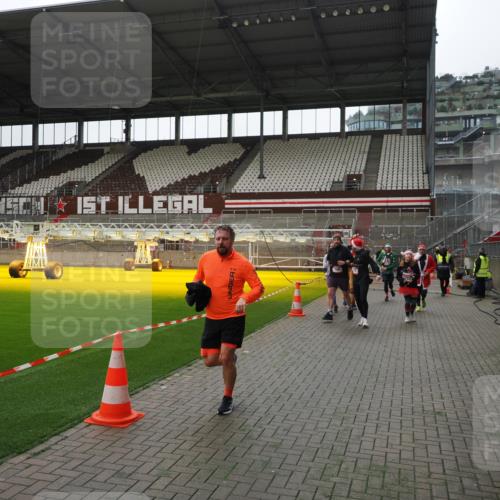 07.12.2025 - St. Pauli X-Mass-Run No. 15 Fabian Wolf http://msf.ph/oto/9399548 07.12.2025 11:01:26 Ziel 132, 139, 557, 766, 770, 771, 1300, 1367, 1615, 2251, 2252 meine-sportfotos.de
