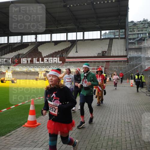 07.12.2025 - St. Pauli X-Mass-Run No. 15 Fabian Wolf http://msf.ph/oto/9399560 07.12.2025 11:01:30 Ziel 132, 139, 336, 766, 770, 771, 1048, 1300, 1367, 1615, 2251, 2252 meine-sportfotos.de