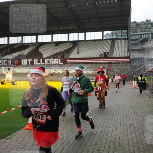 07.12.2025 - St. Pauli X-Mass-Run No. 15 Fabian Wolf http://msf.ph/oto/9399561 07.12.2025 11:01:30 Ziel 132, 139, 336, 766, 770, 771, 1048, 1300, 1367, 1615, 2251, 2252 meine-sportfotos.de