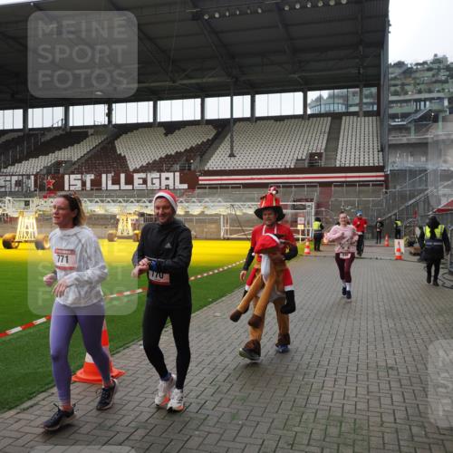 07.12.2025 - St. Pauli X-Mass-Run No. 15 Fabian Wolf http://msf.ph/oto/9399567 07.12.2025 11:01:32 Ziel 132, 139, 336, 766, 770, 771, 1045, 1048, 1300, 1367, 1615, 2251, 2252 meine-sportfotos.de