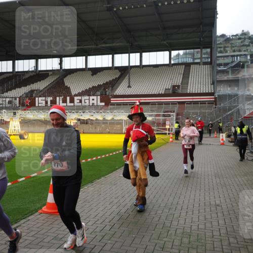 07.12.2025 - St. Pauli X-Mass-Run No. 15 Fabian Wolf http://msf.ph/oto/9399569 07.12.2025 11:01:33 Ziel 336, 766, 770, 771, 1045, 1048, 1300, 1367, 1615, 2251, 2252 meine-sportfotos.de