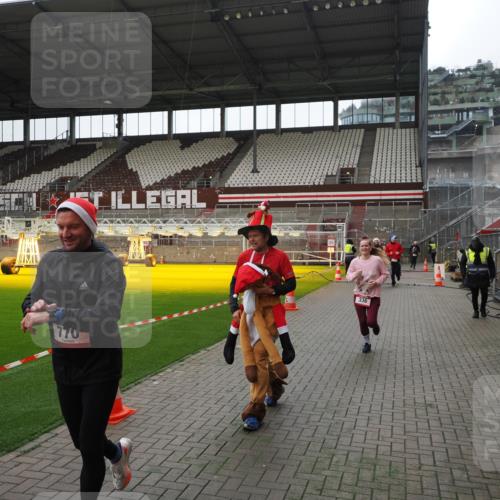07.12.2025 - St. Pauli X-Mass-Run No. 15 Fabian Wolf http://msf.ph/oto/9399570 07.12.2025 11:01:33 Ziel 336, 766, 770, 771, 1045, 1048, 1300, 1367, 1615, 2251, 2252 meine-sportfotos.de