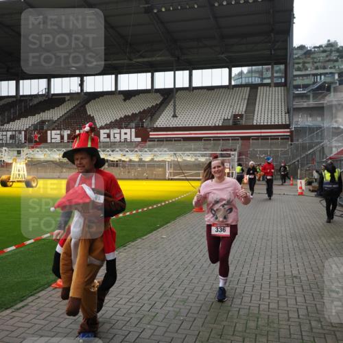 07.12.2025 - St. Pauli X-Mass-Run No. 15 Fabian Wolf http://msf.ph/oto/9399575 07.12.2025 11:01:34 Ziel 336, 766, 770, 771, 1045, 1048, 1300, 1367, 1615, 2251, 2252 meine-sportfotos.de