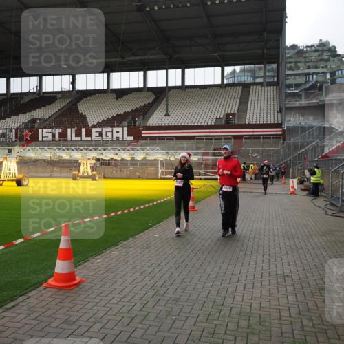 07.12.2025 - St. Pauli X-Mass-Run No. 15 Fabian Wolf http://msf.ph/oto/9399594 07.12.2025 11:01:38 Ziel 336, 376, 766, 770, 771, 1045, 1048, 1300, 1367, 1615, 2251, 2252 meine-sportfotos.de