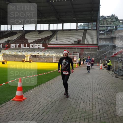 07.12.2025 - St. Pauli X-Mass-Run No. 15 Fabian Wolf http://msf.ph/oto/9399615 07.12.2025 11:01:44 Ziel 336, 376, 1045, 1048, 1067, 1637, 1640 meine-sportfotos.de