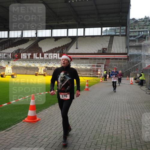 07.12.2025 - St. Pauli X-Mass-Run No. 15 Fabian Wolf http://msf.ph/oto/9399619 07.12.2025 11:01:45 Ziel 336, 376, 1045, 1048, 1067, 1637, 1640 meine-sportfotos.de