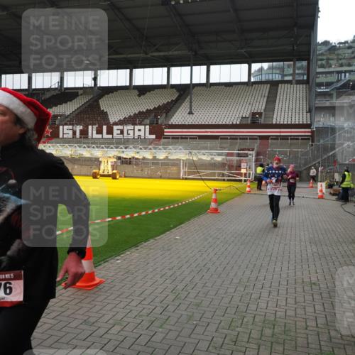 07.12.2025 - St. Pauli X-Mass-Run No. 15 Fabian Wolf http://msf.ph/oto/9399623 07.12.2025 11:01:46 Ziel 336, 376, 1045, 1048, 1067, 1637, 1640 meine-sportfotos.de