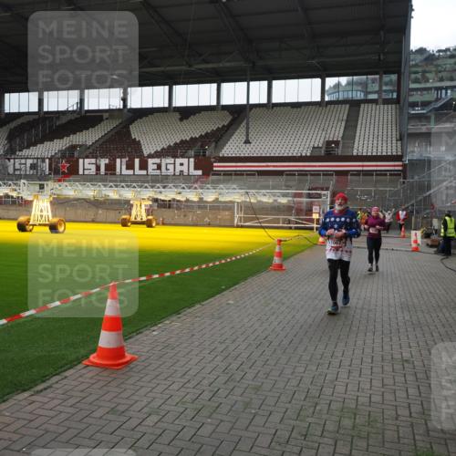 07.12.2025 - St. Pauli X-Mass-Run No. 15 Fabian Wolf http://msf.ph/oto/9399627 07.12.2025 11:01:47 Ziel 336, 376, 1045, 1048, 1067, 1637, 1640 meine-sportfotos.de