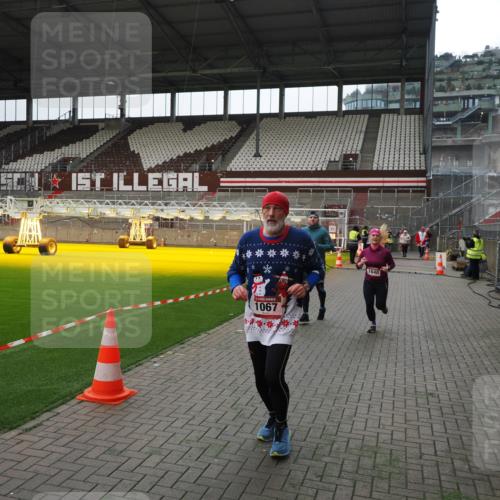 07.12.2025 - St. Pauli X-Mass-Run No. 15 Fabian Wolf http://msf.ph/oto/9399631 07.12.2025 11:01:48 Ziel 336, 376, 1045, 1048, 1067, 1637, 1640 meine-sportfotos.de