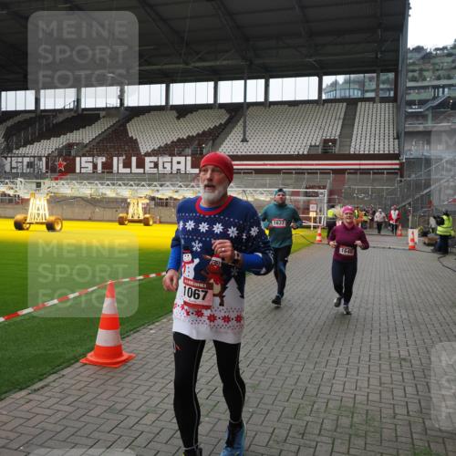 07.12.2025 - St. Pauli X-Mass-Run No. 15 Fabian Wolf http://msf.ph/oto/9399633 07.12.2025 11:01:49 Ziel 376, 1045, 1048, 1067, 1637, 1640 meine-sportfotos.de