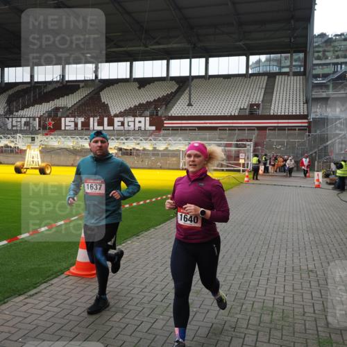 07.12.2025 - St. Pauli X-Mass-Run No. 15 Fabian Wolf http://msf.ph/oto/9399641 07.12.2025 11:01:50 Ziel 376, 1045, 1048, 1067, 1637, 1640 meine-sportfotos.de