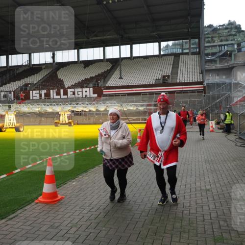 07.12.2025 - St. Pauli X-Mass-Run No. 15 Fabian Wolf http://msf.ph/oto/9399656 07.12.2025 11:02:03 Ziel 95, 837, 838, 842, 851, 1143, 1416, 2576 meine-sportfotos.de