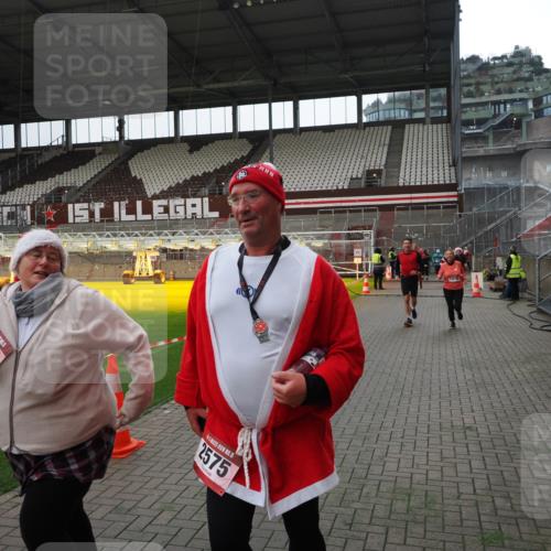 07.12.2025 - St. Pauli X-Mass-Run No. 15 Fabian Wolf http://msf.ph/oto/9399662 07.12.2025 11:02:04 Ziel 95, 837, 838, 842, 847, 851, 1143, 1416, 2576 meine-sportfotos.de