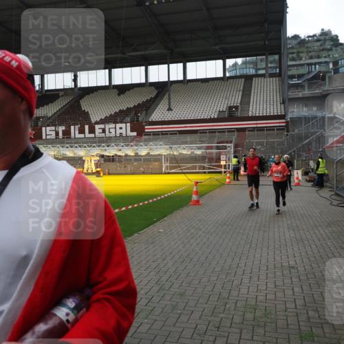 07.12.2025 - St. Pauli X-Mass-Run No. 15 Fabian Wolf http://msf.ph/oto/9399665 07.12.2025 11:02:05 Ziel 95, 193, 837, 838, 842, 847, 851, 1143, 1416, 2576 meine-sportfotos.de