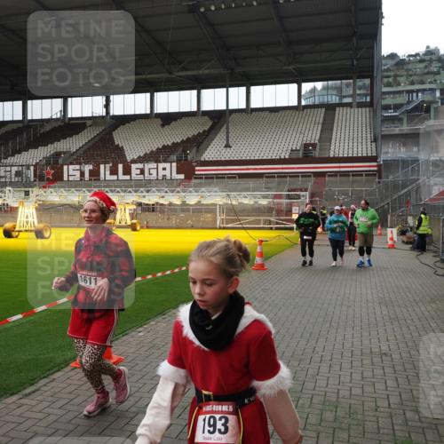 07.12.2025 - St. Pauli X-Mass-Run No. 15 Fabian Wolf http://msf.ph/oto/9399686 07.12.2025 11:02:16 Ziel 95, 193, 314, 317, 847, 1143, 1416, 1611, 2329, 2519, 2520 meine-sportfotos.de