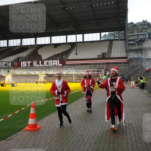 07.12.2025 - St. Pauli X-Mass-Run No. 15 Fabian Wolf http://msf.ph/oto/9399715 07.12.2025 11:02:28 Ziel 20, 25, 314, 542, 547, 1611, 2519, 2520 meine-sportfotos.de