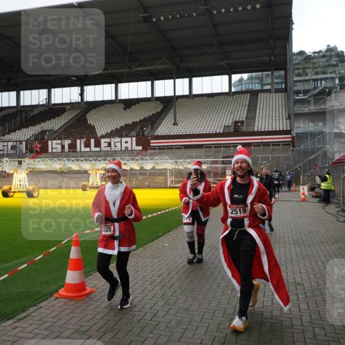 07.12.2025 - St. Pauli X-Mass-Run No. 15 Fabian Wolf http://msf.ph/oto/9399717 07.12.2025 11:02:28 Ziel 20, 25, 314, 542, 547, 1611, 2519, 2520 meine-sportfotos.de