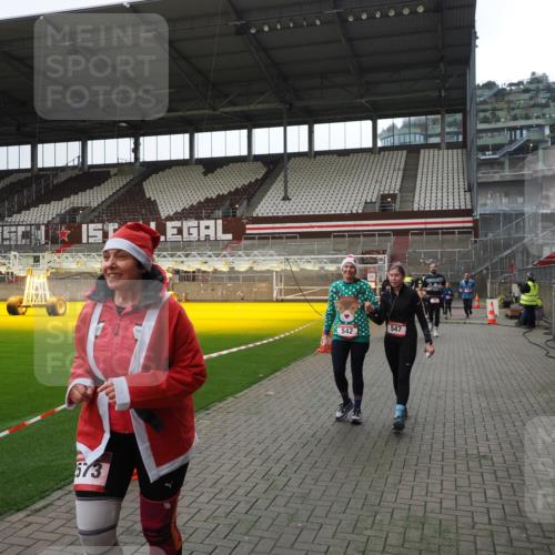 07.12.2025 - St. Pauli X-Mass-Run No. 15 Fabian Wolf http://msf.ph/oto/9399725 07.12.2025 11:02:31 Ziel 20, 25, 542, 547, 746, 747, 749, 751, 2519, 2520 meine-sportfotos.de
