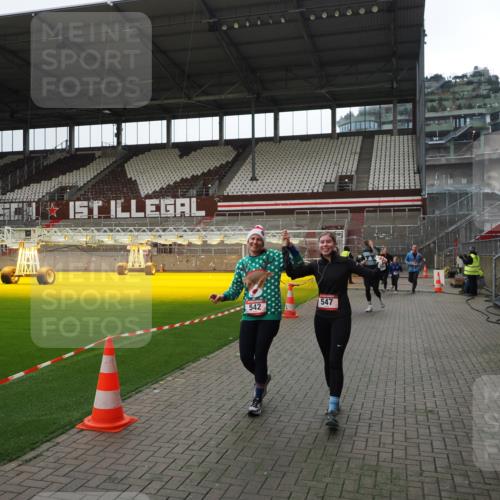07.12.2025 - St. Pauli X-Mass-Run No. 15 Fabian Wolf http://msf.ph/oto/9399727 07.12.2025 11:02:32 Ziel 20, 25, 542, 547, 746, 747, 749, 751, 2519, 2520 meine-sportfotos.de