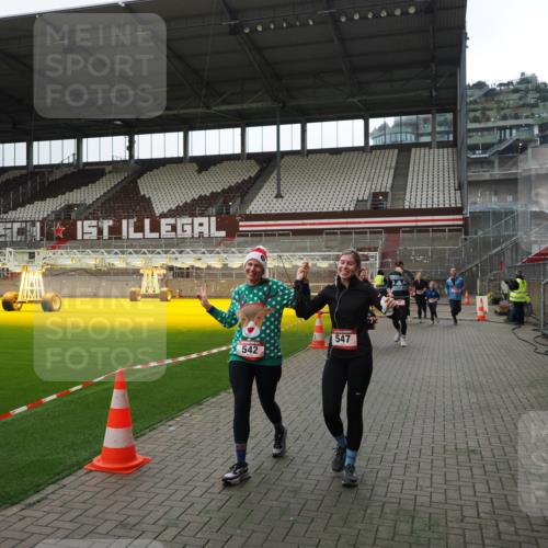 07.12.2025 - St. Pauli X-Mass-Run No. 15 Fabian Wolf http://msf.ph/oto/9399729 07.12.2025 11:02:32 Ziel 20, 25, 542, 547, 746, 747, 749, 751, 2519, 2520 meine-sportfotos.de