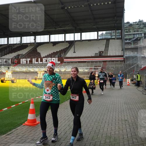 07.12.2025 - St. Pauli X-Mass-Run No. 15 Fabian Wolf http://msf.ph/oto/9399733 07.12.2025 11:02:33 Ziel 20, 25, 542, 547, 746, 747, 749, 751, 2520 meine-sportfotos.de