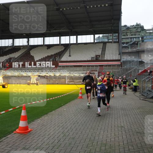 07.12.2025 - St. Pauli X-Mass-Run No. 15 Fabian Wolf http://msf.ph/oto/9399776 07.12.2025 11:02:53 Ziel 151, 160, 502, 574, 599, 602, 612, 875, 880, 953, 997, 1063, 1102, 4809 meine-sportfotos.de