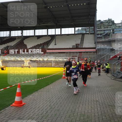 07.12.2025 - St. Pauli X-Mass-Run No. 15 Fabian Wolf http://msf.ph/oto/9399777 07.12.2025 11:02:53 Ziel 151, 160, 502, 574, 599, 602, 612, 875, 880, 953, 997, 1063, 1102, 4809 meine-sportfotos.de