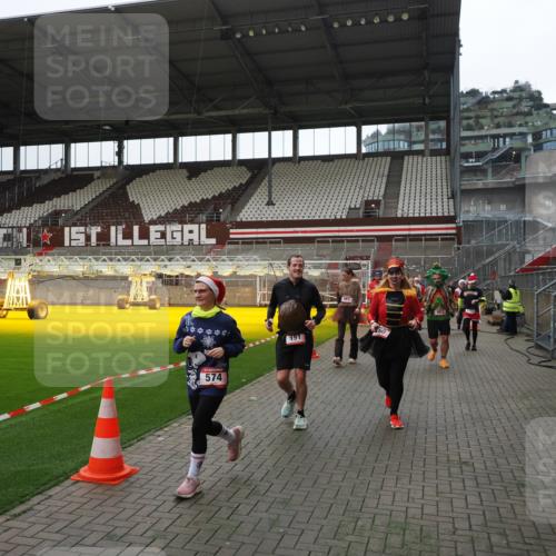 07.12.2025 - St. Pauli X-Mass-Run No. 15 Fabian Wolf http://msf.ph/oto/9399781 07.12.2025 11:02:54 Ziel 151, 160, 502, 574, 599, 602, 612, 875, 880, 953, 997, 1063, 1102, 4809 meine-sportfotos.de
