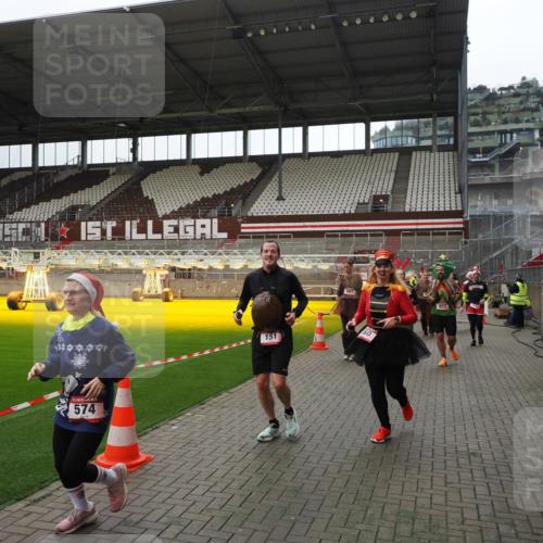 07.12.2025 - St. Pauli X-Mass-Run No. 15 Fabian Wolf http://msf.ph/oto/9399783 07.12.2025 11:02:54 Ziel 151, 160, 502, 574, 599, 602, 612, 875, 880, 953, 997, 1063, 1102, 4809 meine-sportfotos.de