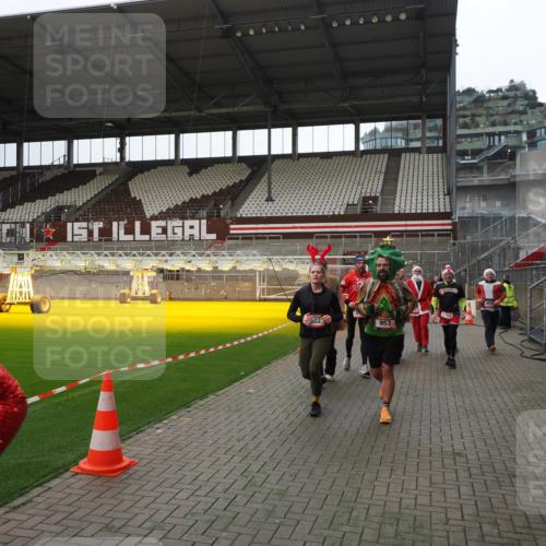 07.12.2025 - St. Pauli X-Mass-Run No. 15 Fabian Wolf http://msf.ph/oto/9399788 07.12.2025 11:02:56 Ziel 151, 160, 502, 574, 599, 602, 612, 875, 880, 953, 997, 1063, 1102, 4809 meine-sportfotos.de