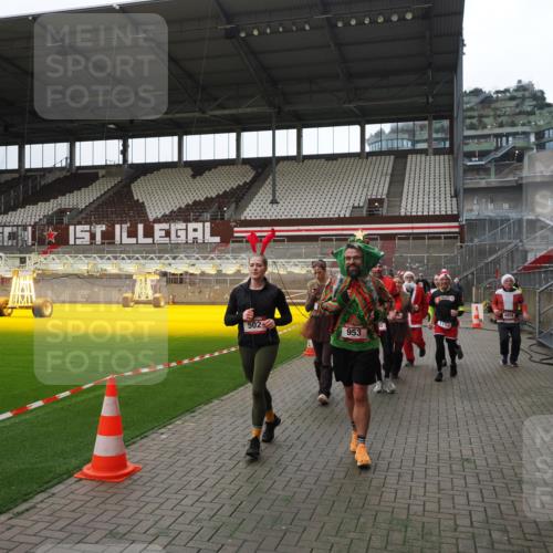 07.12.2025 - St. Pauli X-Mass-Run No. 15 Fabian Wolf http://msf.ph/oto/9399791 07.12.2025 11:02:57 Ziel 151, 160, 502, 574, 599, 602, 612, 875, 880, 953, 997, 1102, 4809 meine-sportfotos.de